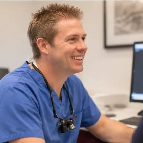 Dr Ross Cutts showing a patient a 3D scan of the teeth